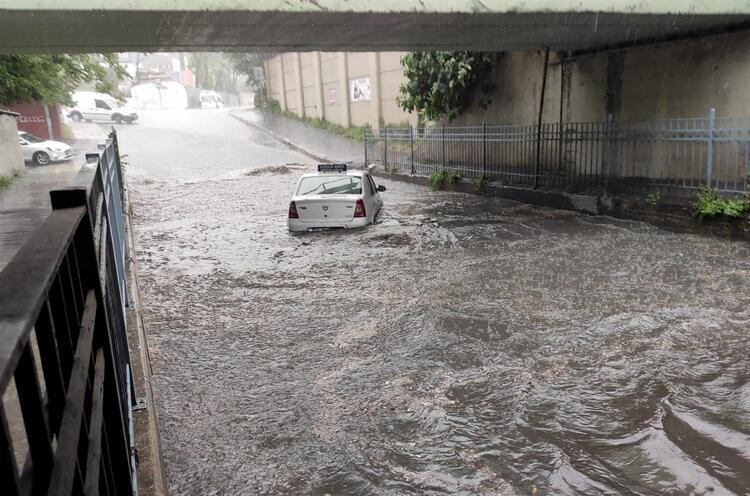 İstanbul'da kuvvetli yağış! Caddeler göle döndü...