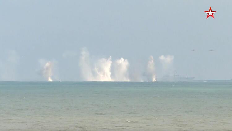 Karadeniz'de sıcak dakikalar! Resmi medya duyurdu: Yaklaşanı bombalarız