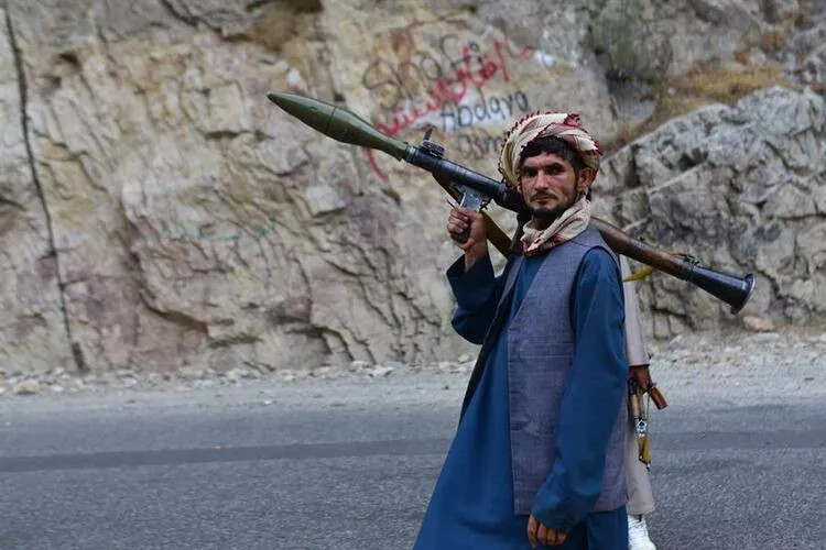 Taliban harekete geçti: Dünya ile bağlantısını kesti!