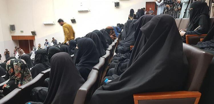 Erkekleri çarşafla sakladılar! 'Taliban'a destek' gösterisinde şoke eden gelişme