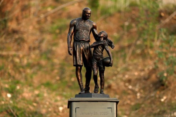 Kobe Bryant ile kızının heykeli öldükleri yere dikildi
