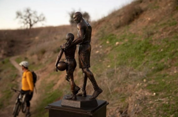 Kobe Bryant ile kızının heykeli öldükleri yere dikildi