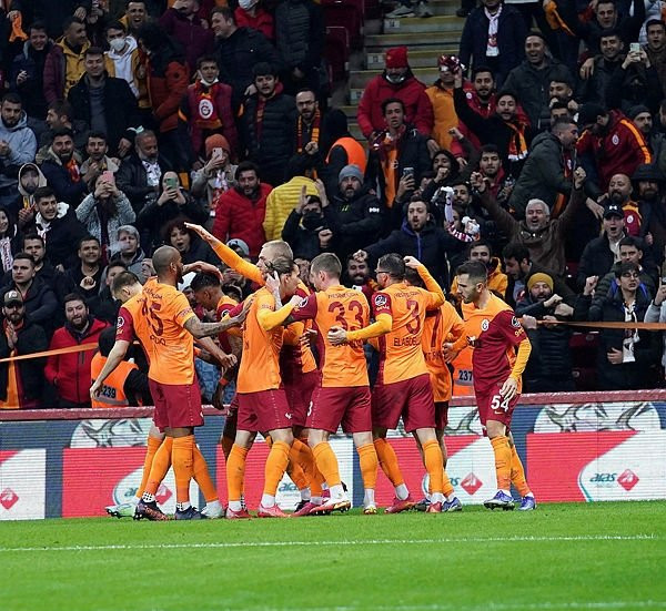 Galatasaray’da 10 yıldızın bileti kesildi!