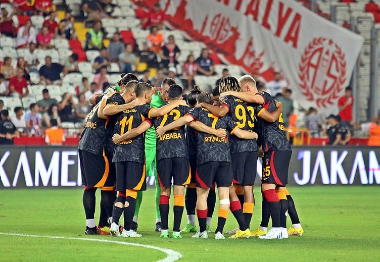 Yeni golcü adayı belli oldu: Galatasaray'a Jamaikalı forvet!