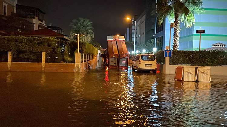 İzmir'de deniz taştı: Şehir sular altında kaldı